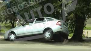 В Новозыбкове легковушка попала в ДТП из-за неудачной парковки