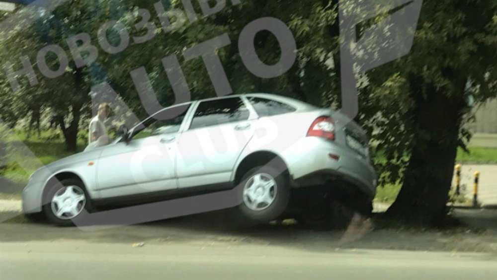 В Новозыбкове легковушка попала в ДТП из-за неудачной парковки