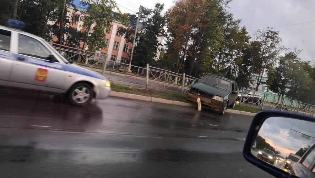 В Брянске на проспекте Московском легковушка врезалась в забор