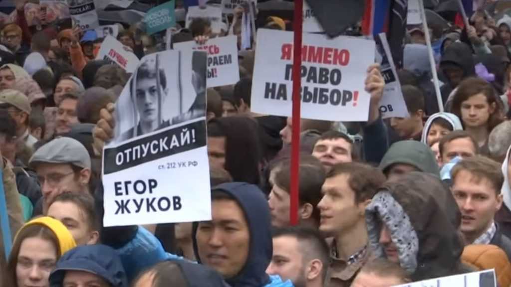 Торжество демократии: жалкие тысячи либералов против миллионов патриотов России