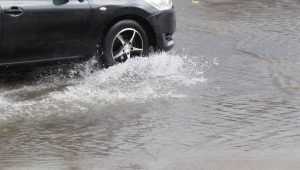 В Брянске после ливня ушли под воду улицы Бежицкого района