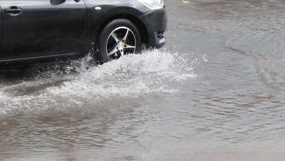 В Брянске после ливня ушли под воду улицы Бежицкого района