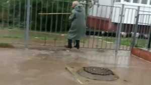 После ливня поток воды затопил в Брянске переулок Пилотов