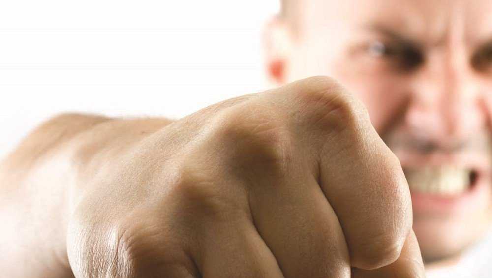 Уголовник нокаутировал директрису брянского магазина косметики