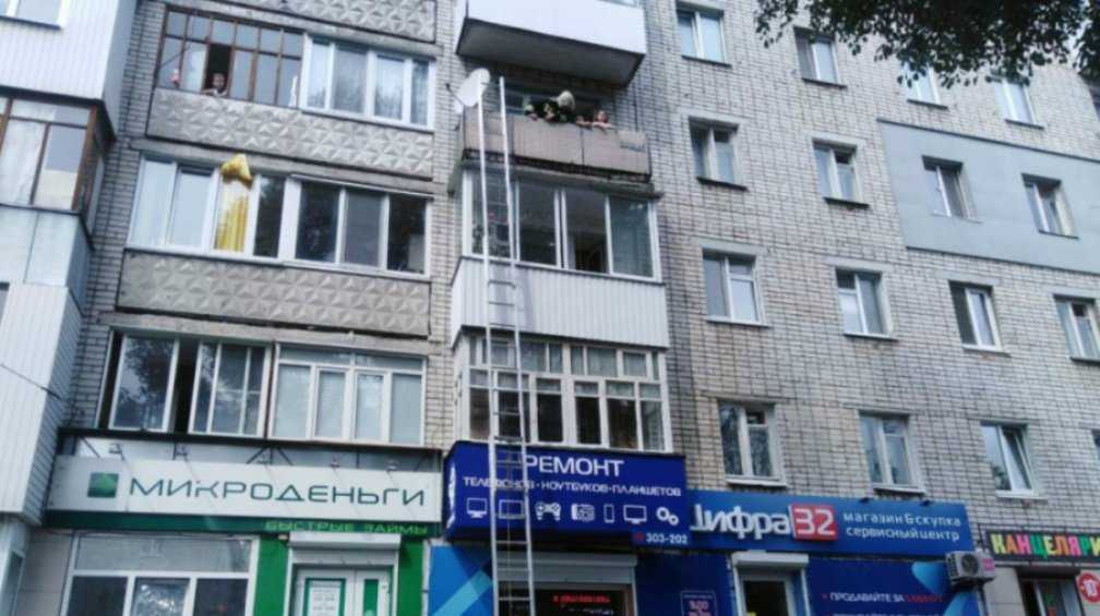 В Брянске пожарный спас от падения с балкона 4-летнего ребёнка