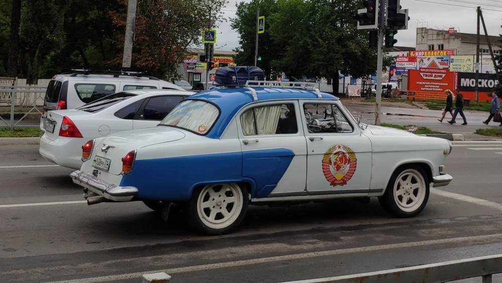 Брянцам понравилась ухоженная старая «Волга» с гербом СССР