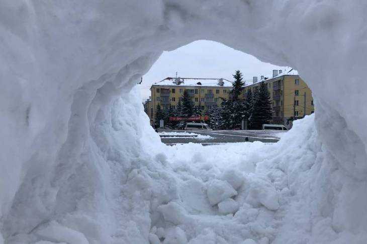 Снежные окопы на площади Партизан