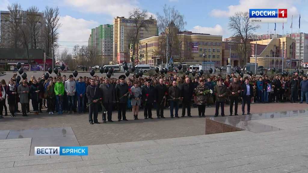 В Брянске прошла акция памяти погибших в Санкт-Петербурге