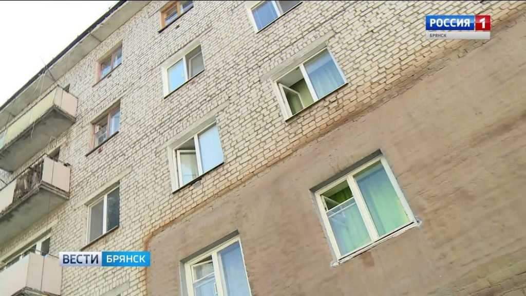 В Брянске участились случаи падения детей из окон