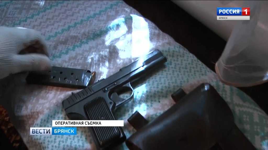 В Брянске отец и сын продавали оружие