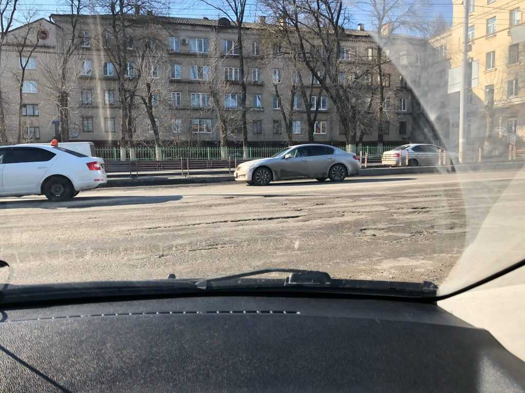В Брянске продолжается ямочный ремонт дорог