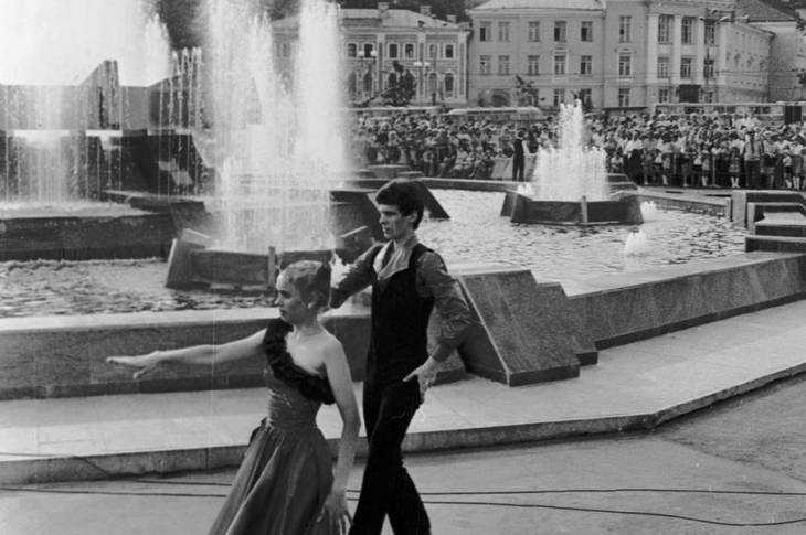 Танцевальная пара возле фонтана на Набережной в Брянске