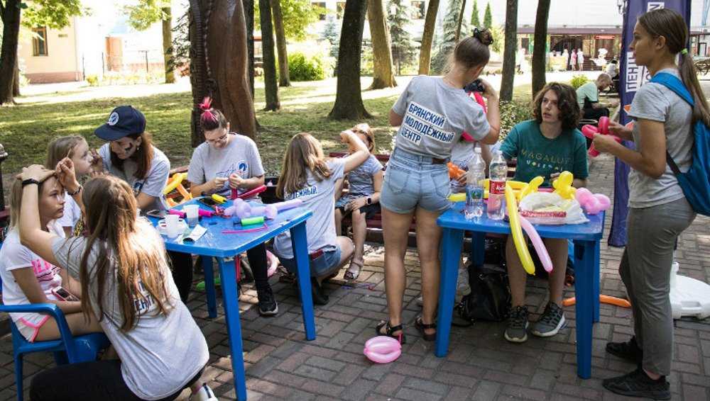 Брянским волонтерам выделили более 6 млн рублей на пять проектов